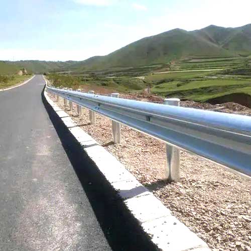 波形護欄鄉村公路